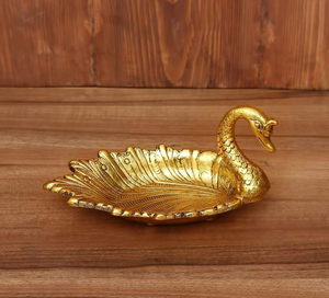 Plateau de service décoratif de luxe en laiton, motif paon/cygne, avec motif de plumes complexe, finition or antique, plateau à bibelots en métal - Product Image 1