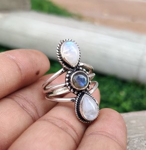 Bague ouverte triple pierre en argent sterling 925, faite à la main, avec pierres naturelles de lune arc-en-ciel et labradorite, vente en gros - Product Image 3
