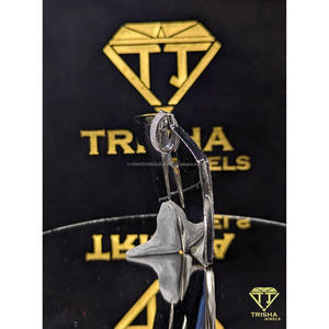 จี้รูปตัวอักษร W ประดับเพชร VVS แล็บโกรว์ เงินแท้ 925 เครื่องประดับจาก Trisha Jewels - Product Image 4