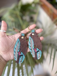 Hottest Arrival Hand Tooled Leather Key Chain Turquoise <b>Colour</b> Oval <b>Shape</b> Embossing Printing Key Earrings Lightweight - Product Image 5