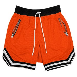 Shorts de sport orange pour homme avec ceinture noire, cordon de serrage blanc, poches zippées, style athlétique respirant en maille - Product Image 1