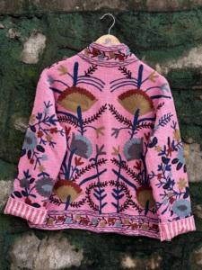 Veste artisanale rose Sujani pour femme en velours et coton tissé avec broderie florale indienne, collection automne/hiver, pour la vente au détail en boutique et l'exportation - Product Image 2
