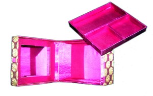 Bolso de Regalo Navideño Rectangular Bordado a Mano con Diseño de Flores en Rosa Dorado (6" Ancho x 6" Largo x 3" Alto) - Product Image 5