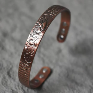 Bracelet manchette ouvert en cuivre vintage gravé, motif fleur de lotus et script mantra, surface texturée, sculpté, style antique - Product Image 1
