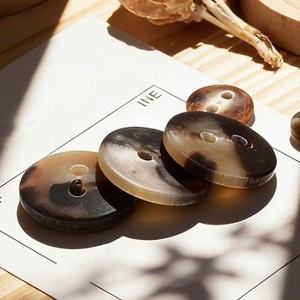 Bouton rond en corne de buffle moderne, écologique et personnalisé, grand format, mat, à coudre, 4 trous, 15mm-25mm, fait main, pour la décoration intérieure - Product Image 2
