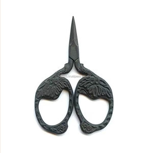 Tijeras Kelmscott Designs de 2.5 Pulgadas con Diseño de Hoja de Roble, Acabado Rústico, Tijeras de Bordado con Diseño de Hoja de Roble, Mini Tijeras para Manualidades - Product Image 1