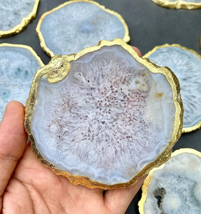 Ensemble de dessous-de-verre en agate blanche naturelle |   Sous-verre en cristal géode translucide avec bordure dorée électro-plaquée pour la protection de la table - Product Image 6