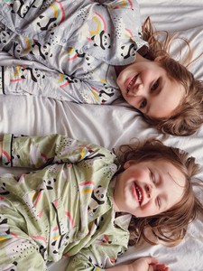 Conjunto de pijama clásico para niños en algodón indio suave con bolsillos de parche superior de ajuste relajado y pantalones elásticos - Product Image 4