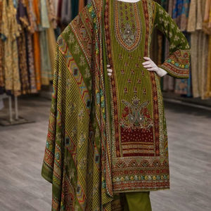 ชุดสาหรี่กะมีซสีเขียวมะกอกแบบปากีสถานพิมพ์ลายสวยงาม ยาวถึงพื้น พร้อมผ้าคลุมไหล่ลายประณีต เหมาะสำหรับงานปาร์ตี้  ชุดพื้นเมืองแบบดั้งเดิม - Product Image 1
