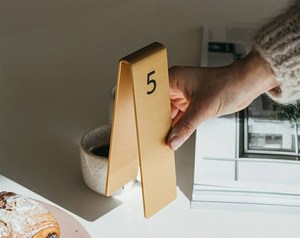 Porta Números de Mesa de Acrílico Transparente con Base de Madera, Soporte para Números de Caligrafía Dorados en Forma de Arco para Bodas, Restaurantes y Eventos - Product Image 6