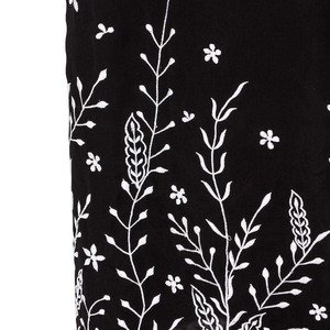Robe longue noire pour femme avec broderie florale blanche, col rond, manches longues, silhouette droite - Product Image 3