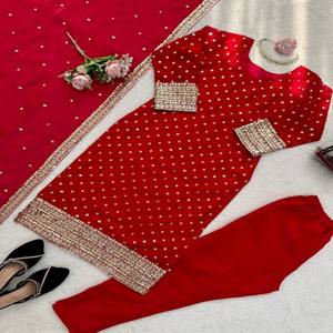 Traje de Kurta y Pantalón de Seda de Diseño VASTRA COTTAGE con Intrincado Trabajo de Hilo y Lentejuelas y Dupatta a Juego para Fiestas y Bodas - Product Image 6