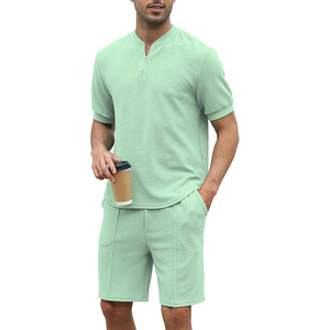 Conjunto de pantalones cortos de entrenamiento de verano con logotipo personalizado para hombre, 2 piezas, de secado rápido, estilo urbano, ligeros, camisetas y pantalones cortos unisex. - Product Image 1