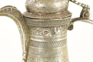 Ewer en laiton de style persan du XIXe siècle, argenté, avec multiples gravures figuratives et autres scènes sur le corps - marqué d'un sceau. - Product Image 3