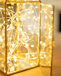 Lámpara de mesa moderna de metal y vidrio con luces de hadas decorativas para decoración navideña, centro de mesa decorativo para interiores. - Product Image 3