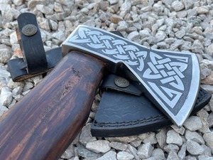 Hacha Vikinga Forjada a Mano de BA Enterprises, la Más Vendida |   Tomahawk de Acero al Carbono Hecho a Mano de 4 3/4 Pulgadas con Hoja Grabada y Mango de Madera Envuelto en Cuero - Product Image 2