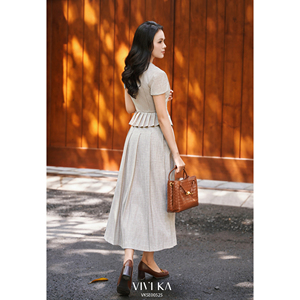 Ensemble deux pièces élégant pour femme du Vietnam : Haut asymétrique beige à volants et jupe midi plissée – Style décontracté et bureau – ODM OEM DYLAN - Product Image 3