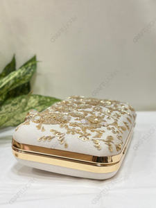 กระเป๋าคลัทช์ปักลายพฤกษศาสตร์สีงาช้างพร้อมตัวล็อคแบบนกสีทอง กระเป๋าถือหรูหราสำหรับงานแต่งงานและงานกลางคืน เหมาะสำหรับเจ้าสาวและร้านค้าปลีก - Product Image 3