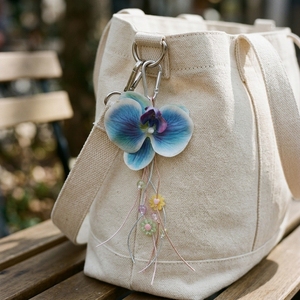 Llavero de orquídea azul pastel hecho a mano con borlas de cuentas, accesorio estético para mochila y bolso, set de regalo de verano - Product Image 5