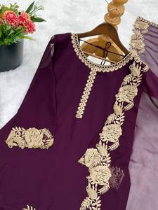 Ensemble Kurta et pantalon pour femme, style traditionnel indien pakistanais, couleur violette, avec dupatta, coupe régulière, longueur au sol, en rayonne, pour mariage - Product Image 4