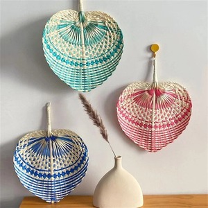 พัดไม้ไผ่รูปหัวใจคุณภาพดีจากเวียดนาม พัดใบปาล์มหลากสีสันสำหรับตกแต่ง พร้อมจัดส่ง - Product Image 1