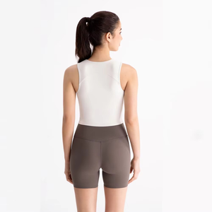 Conjunto Deportivo Minimalista de Punto Transpirable para Mujer: Top Negro con Cuello Redondo y Pantalones Cortos Estilo Biker Marrones - Product Image 2