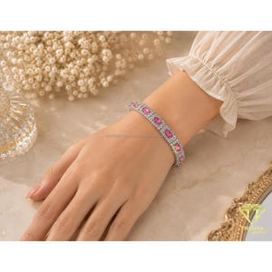 สร้อยข้อมือหินสีชมพูสไตล์หรูหรา ประดับด้วยรูปทรงวงรีและลวดลายเรขาคณิตอย่างประณีต สำหรับแบรนด์เครื่องประดับค้าปลีก - Product Image 3