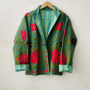 Chaqueta Bomber Reversible de Invierno de Algodón Suzani Hecha a Mano en India, Chaqueta Corta Unisex con Cuello Alto Bordado a Mano - Product Image 6