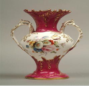 Grand vase en céramique bleu ciel décoré de détails de fleurs de rose roses peintes à la main, disponible à prix de gros. - Product Image 5