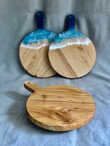 Planche à découper artisanale en résine époxy et bois d'acacia naturel, plateau de service décoratif pour cuisine, salle à manger et cadeaux - Product Image 5