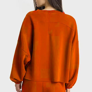 Múltiples estilos sólidos y con bloques de color disponibles. Top holgado y cómodo para mujer, de poliéster y algodón. - Product Image 2