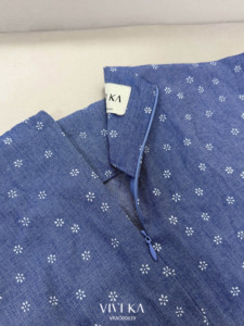 Blusa drapeada de lino floral para mujer, estilo casual sin mangas con cuello en V, MORGAN Vietnam VIVI KA - Product Image 5