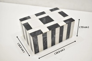 Caja de Almacenamiento de Joyería de Resina a Cuadros Blancos y Negros, Hecha a Mano, Moderna, Decorativa, para Accesorios, Disponible para la Venta - Product Image 4