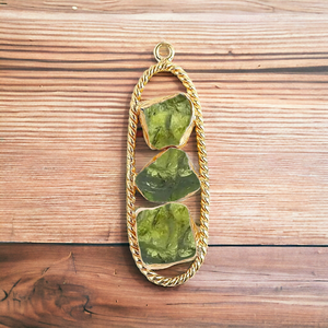 Pendentif torsadé en péridot naturel brut – Breloque en argent pierre de naissance d'août pour la création de colliers DIY - Product Image 1