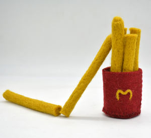 Jouet alimentaire factice en feutre de laine douce pour enfants, frites, pour jeu d'intérieur Montessori - Fait main au Népal - Product Image 2