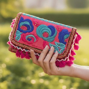 Bolso de mano Gulbahaar de excelente calidad con bordado floral, elegante estilo bohemio, artístico y disponible al mejor precio. - Product Image 1
