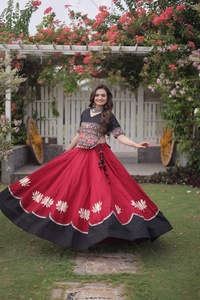 Tenue traditionnelle pour femmes pour les festivals : Lehenga en soie romaine avec travail de dentelle Gota et de fleurs de lotus, et haut brodé Kutchi Gamthi - Product Image 1