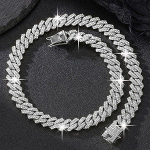 Collier chaîne cubaine personnalisé au design unique, entièrement serti de diamants, pour hommes, bijoux à maillons diamantés pour les soirées et événements hip-hop, disponible à la vente - Product Image 6