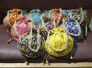 Sac à main indien brodé sur mesure, style pakistanais, avec poignée en perles, pour femme, idéal comme cadeau de retour festif, sac de soirée, ou souvenir de fête. - Product Image 4