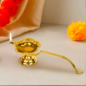 Diya à huile en laiton élégant à large ouverture, avec une finition polie, des détails de bordure à pois subtils et une base en forme de pétales festonnés. - Product Image 4