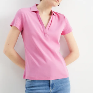 เสื้อโปโลแขนสั้นสีชมพู คอวี ทรงปกติ สไตล์ลำลองสำหรับผู้ชาย สีพื้น ดีไซน์เรียบง่าย - Product Image 1