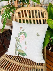 Funda de Cojín Cuadrada Moderna de Algodón Bordada a Mano con Arte Botánico de Libélulas y Estanque de Lotos - Product Image 4