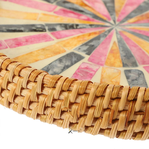 Bandeja redonda de ratán y madera con incrustaciones abstractas de nácar y asas de madera para decoración, presentación de alimentos y regalos. - Product Image 3