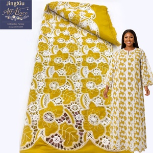 Elegante Tela de Encaje Guipur Floral Amarillo Mostaza y Blanco con Borde Festoneado para Vestido Boubou Kaftan Aso Ebi Nigeriano - Product Image 4