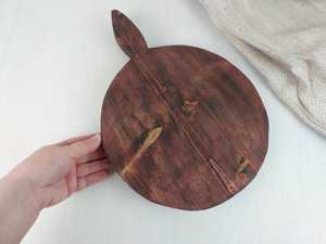Planche à découper ronde en bois artisanale, style rustique, en bois massif, pour la décoration de cuisine, la présentation sur table et l'aménagement intérieur. - Product Image 3