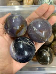 Sphère de cristal de calcédoine violette naturelle de qualité supérieure, boule de pierre précieuse polie avec un ton lavande doux, pierre de guérison, taille 3-5 cm - Product Image 4