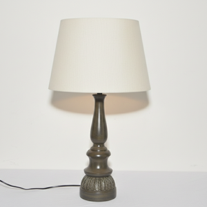 Lampe de table en bois élégante avec base tournée classique, abat-jour en tissu doux et construction durable pour la maison moderne - Product Image 2