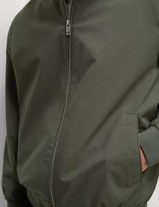 Blouson bomber vert olive pour homme, décontracté, fermeture éclair sur le devant, col montant, coupe classique, extérieur en polyester, couleur unie, vêtement d'automne - Product Image 5