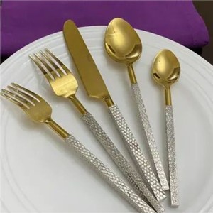 Ensemble de couverts de luxe en acier inoxydable avec poignée en laiton doré, finition argent mat, 3 pièces, couteau, fourchette et cuillère polis miroir - Product Image 6