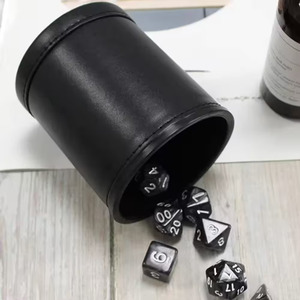 Gobelet à dés rond en cuir PU avec dés blancs, design minimaliste durable pour le rangement des dés, usage adulte - Product Image 2